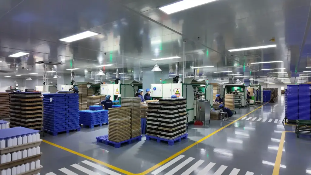 Cosmetic Jar Supplier vs. Manufacturer